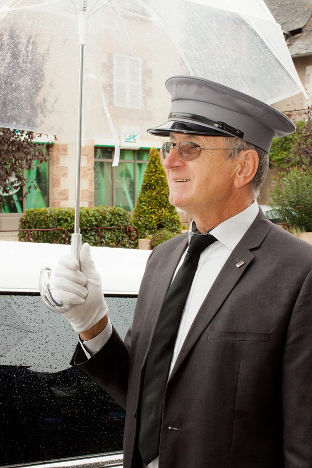 Une voiture de prestige avec chauffeur
