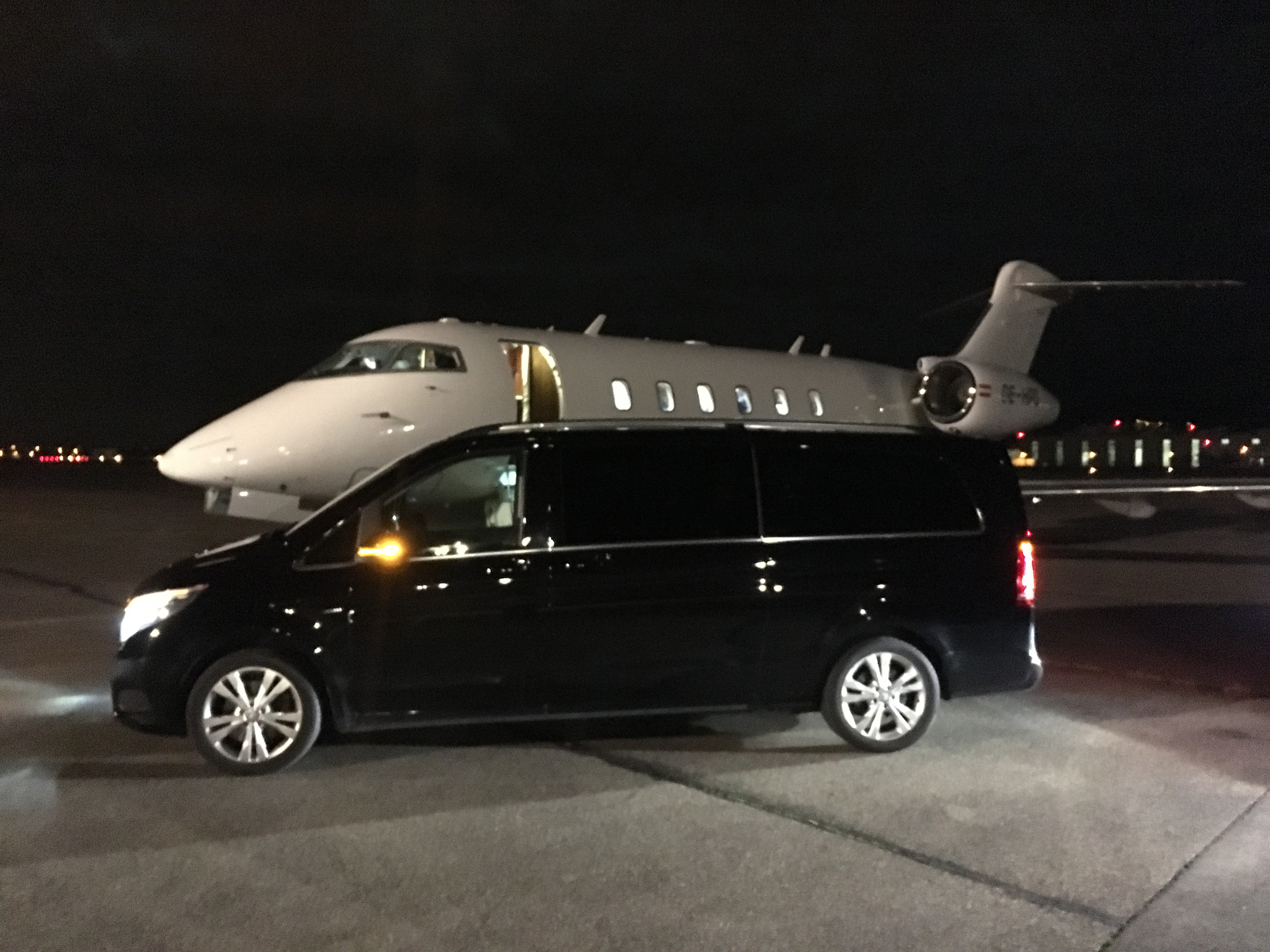 Un chauffeur privé avec un véhicule haut de gamme.